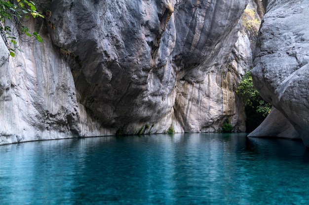 Bellissimo canyon roccioso con lago blu chiaro a Goynuk in Turchia