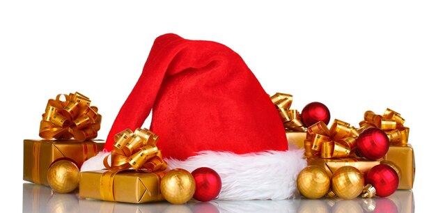 Bellissimo cappello di Natale, regali e palle di Natale isolati su bianco