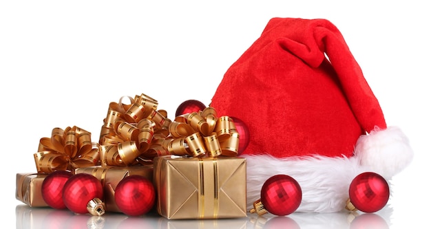 Bellissimo cappello di Natale, regali e palle di Natale isolati su bianco