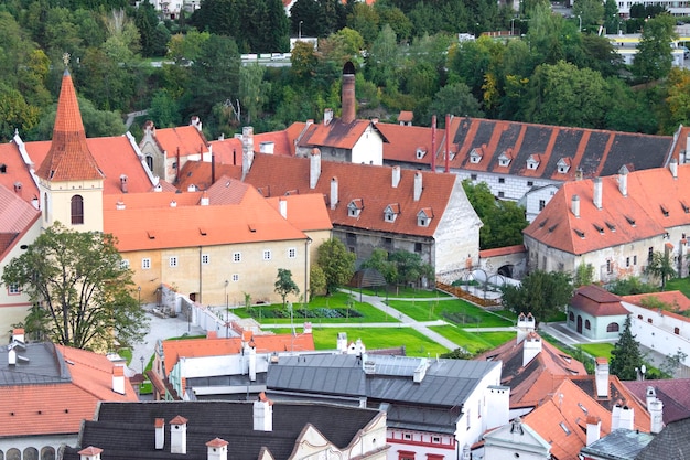 Bellissimo castello con tetto di tegole rosse nel centro storico