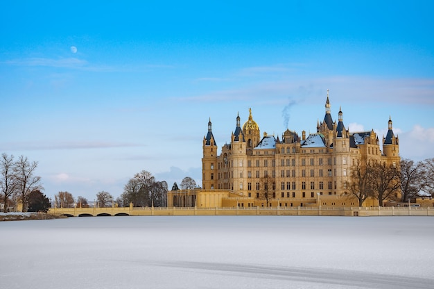 Bellissimo castello da favola di Schwerin in inverno