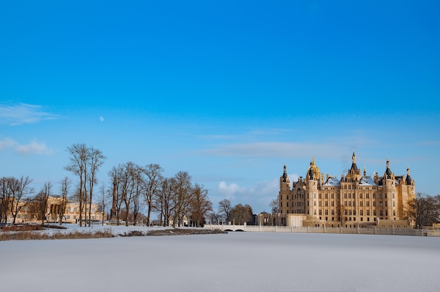Bellissimo castello da favola di Schwerin in inverno