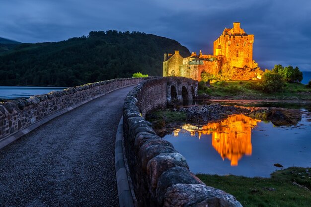 Bellissimo castello di Eilean Donan dopo il tramonto in Scozia
