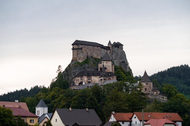 Bellissimo castello di orava a Oravsky Podzamok in Slovacchia Regione di Orava Slovacchia paesaggio Concetto di viaggio