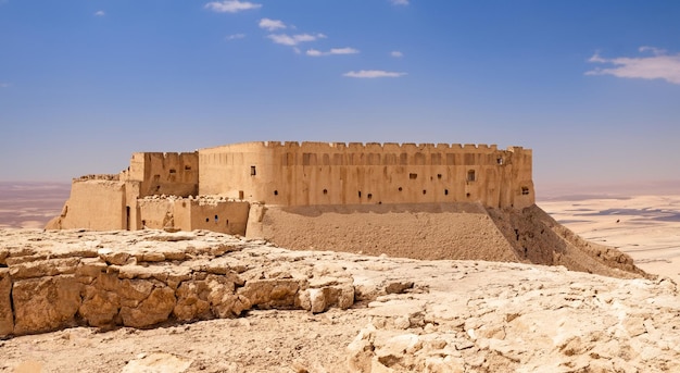 Bellissimo castello su una montagna a Gerusalemme di giorno