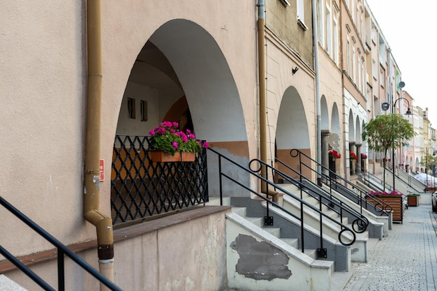 bellissimo centro storico con portici sotto le case