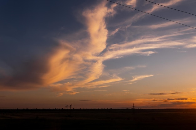 Bellissimo cielo al tramonto cielo estivo