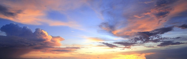 Bellissimo cielo al tramonto con nuvole drammatiche