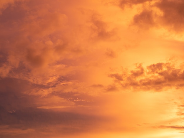 Bellissimo cielo al tramonto dolce e caldo