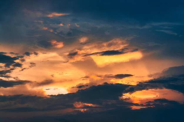 Bellissimo cielo al tramonto drammatico colorato