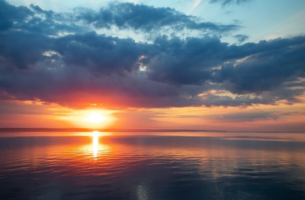 Bellissimo cielo al tramonto infuocato sulla spiaggia. Composizione della natura