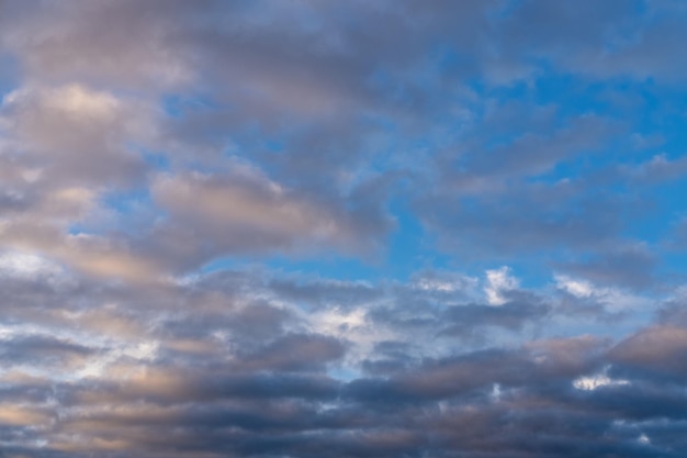 Bellissimo cielo al tramonto o all'alba che illumina le nuvole blu scuro e rosa pallido Cielo nuvoloso da sovrapporre alle tue foto