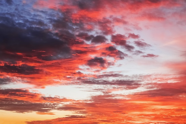 Bellissimo cielo al tramonto rosso drammatico con nuvole tempestose