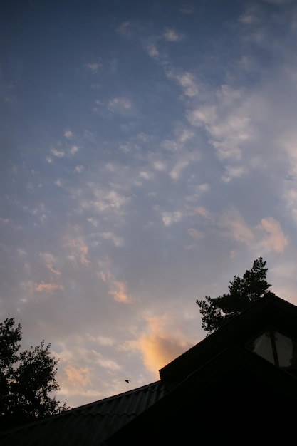 bellissimo cielo al tramonto su una casa di campagna. nella cornice il cielo e il tetto della casa