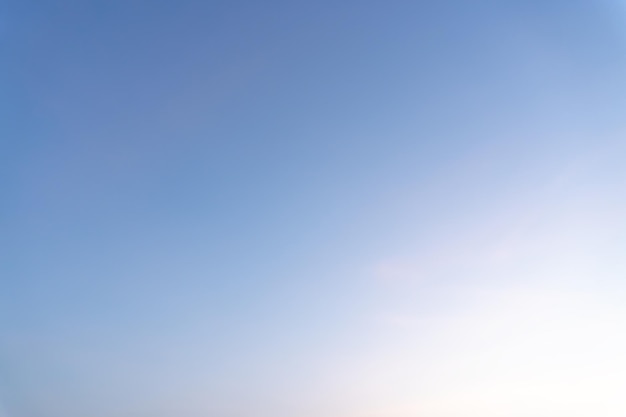 Bellissimo cielo arancione e blu mattutino o serale usato come tessuto di sfondo naturale in opere d'arte