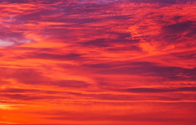 Bellissimo cielo arancione infuocato durante il tramonto o l'alba.