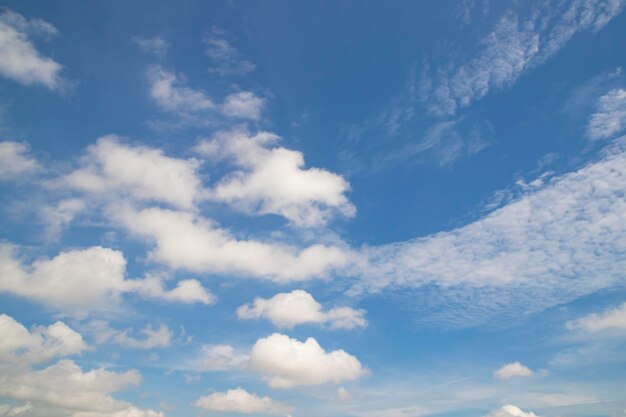 Bellissimo cielo azzurro con nuvola bianca Vista sullo sfondo naturale