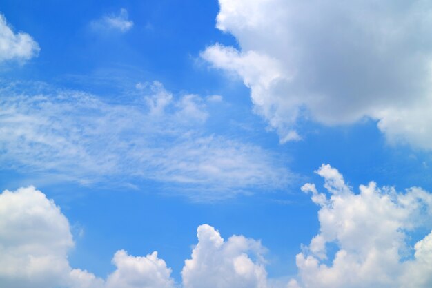 Bellissimo cielo azzurro con nuvole cumuliformi bianche