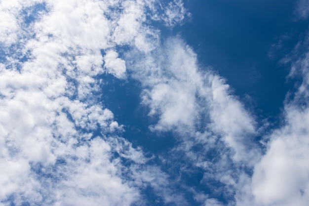 Bellissimo cielo azzurro e nuvole bianche sullo sfondo