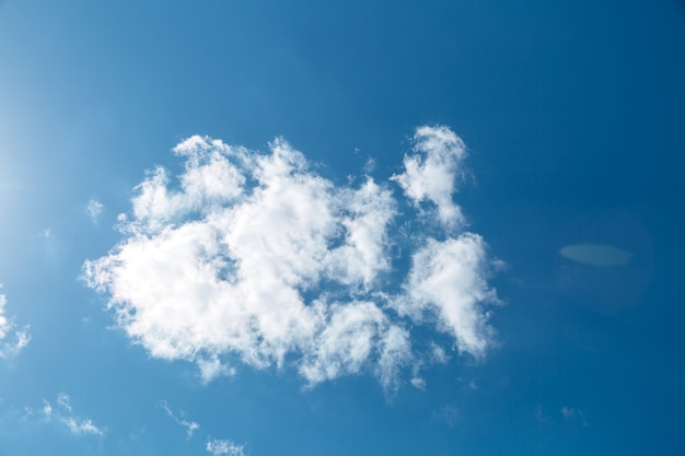 Bellissimo cielo azzurro e nuvole sullo sfondo del cloudscape