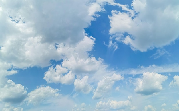 Bellissimo cielo azzurro estivo con soffici nuvole bianche a mezzogiorno