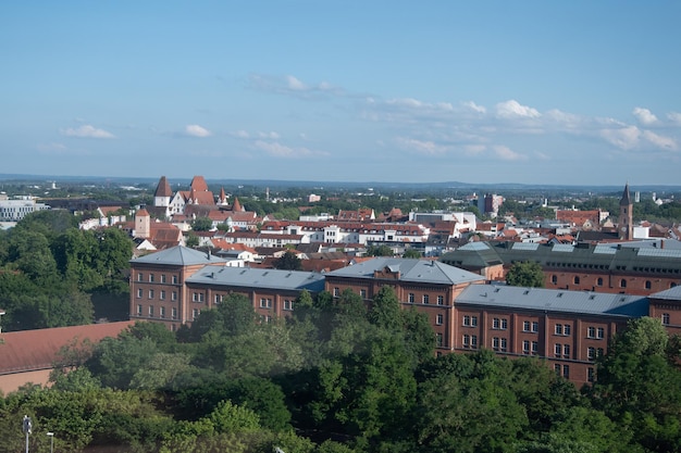 Bellissimo cielo blu con nuvole vista estiva di Ingolstadt Bavaria