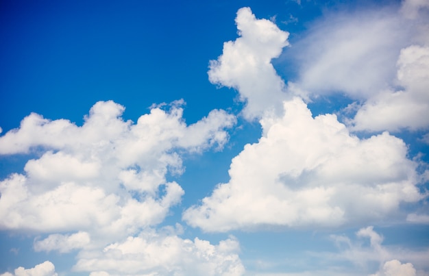 Bellissimo cielo blu vibrante con nuvole