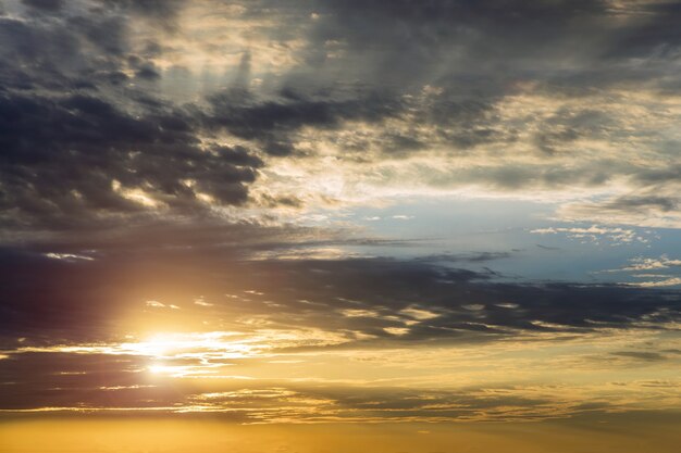 Bellissimo cielo colorato al tramonto con poche nuvole