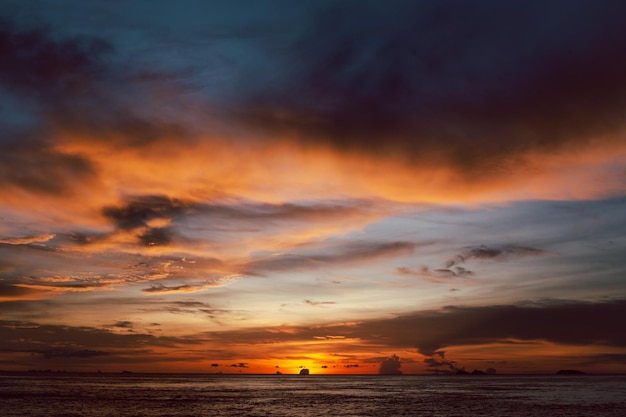 Bellissimo cielo colorato al tramonto sul mare