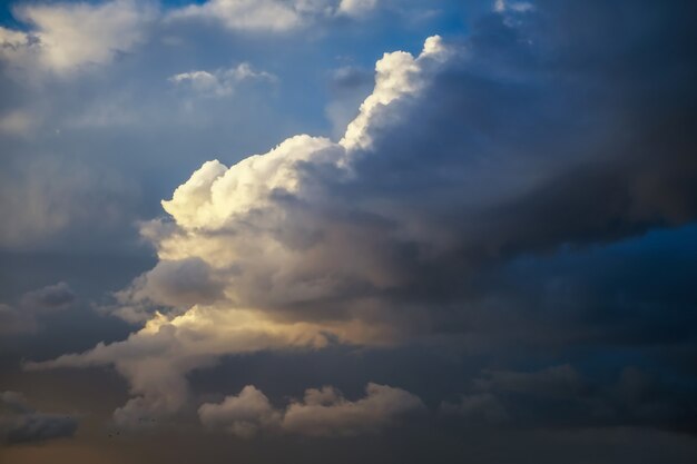 Bellissimo cielo colorato come sfondo. Tempo piovoso