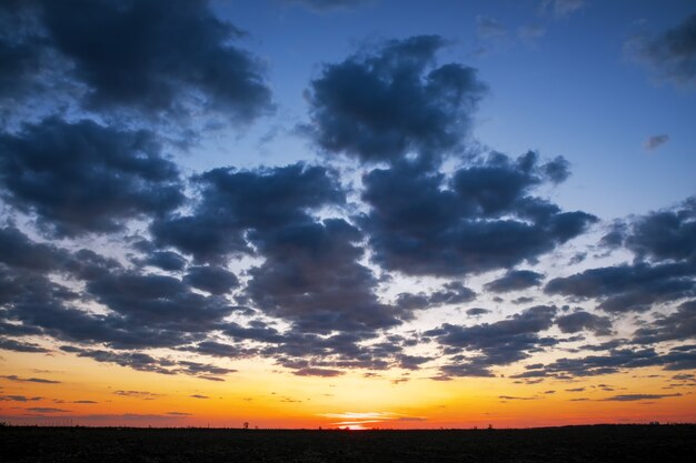 Bellissimo cielo colorato durante il tramonto o l'alba. Cielo nuvoloso