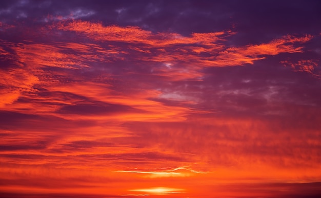 Bellissimo cielo colorato durante il tramonto o l'alba come sfondo. Colori della natura.
