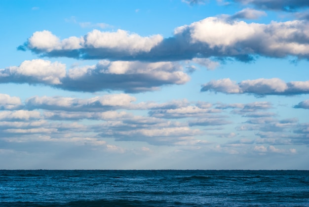 Bellissimo cielo di mare e nuvole