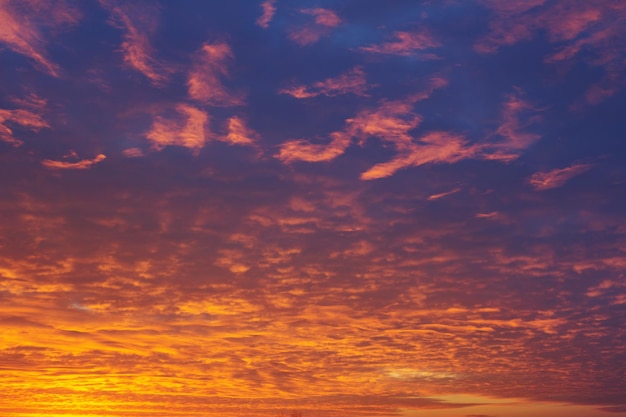 Bellissimo cielo drammatico con nuvole al tramonto