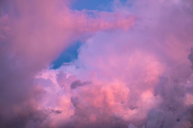 Bellissimo cielo drammatico con nuvole colorate di sera. Sfondo naturale