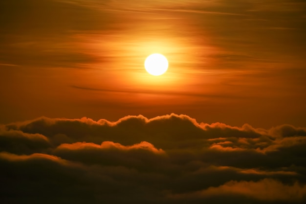 Bellissimo cielo nuvoloso all'alba dalla vista aerea