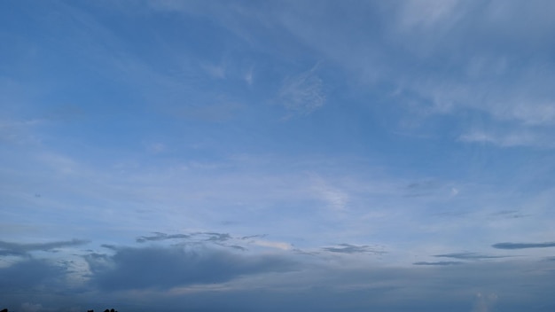 Bellissimo cielo nuvoloso blu