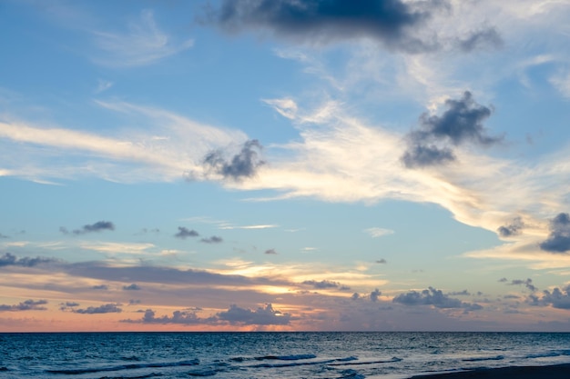 Bellissimo cielo nuvoloso serale colorato Vista sul mare