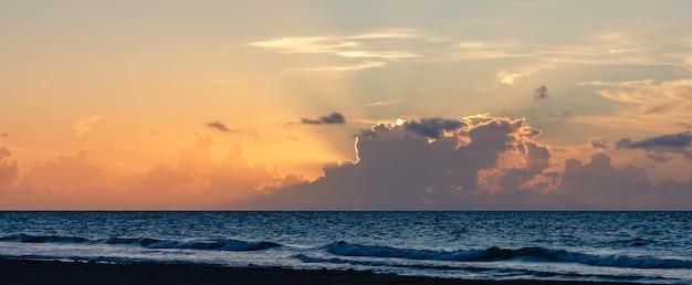 Bellissimo cielo nuvoloso serale colorato Vista sul mare