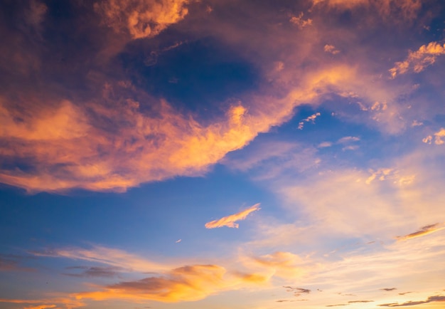 Bellissimo cielo rosa pastello per lo sfondo