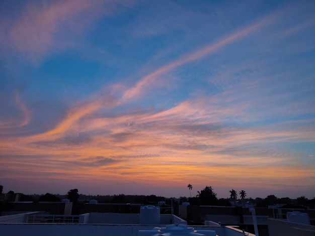 Bellissimo cielo serale con acqua nuvolosa Cielo azzurro in Anand Gujarat India