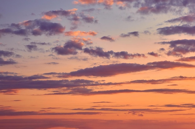 Bellissimo cielo serale nuvoloso con raggi di sole con sfumature viola