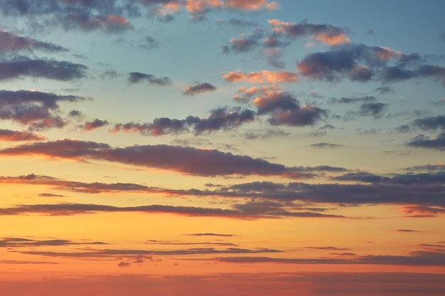 Bellissimo cielo serale nuvoloso con raggi di sole con sfumature viola