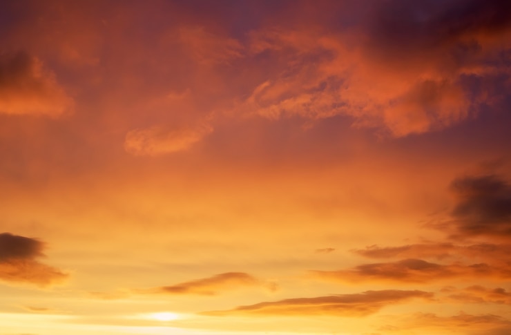 Foto bellissimo cielo tempestoso al tramonto. sfondo astratto nuvoloso. colori del tramonto.