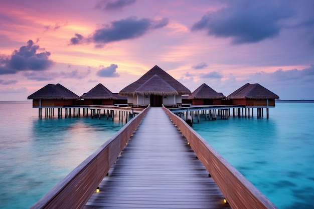 Bellissimo concetto di viaggio alle Maldive con ville sull'acqua con le vibrazioni del tramonto