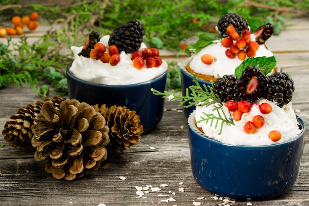 bellissimo cupcake di Natale con panna e frutti di bosco