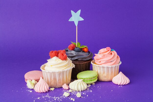 Bellissimo cupcake su sfondo viola scuro saturo