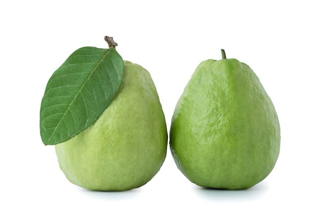 Bellissimo delizioso frutto di guaiava isolato su sfondo bianco con tracciato di ritaglio, tagliato.