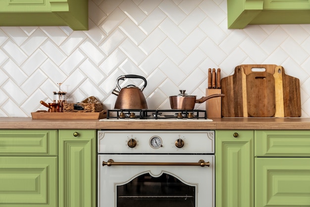 Bellissimo design degli interni della cucina verde