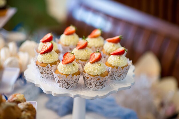 Bellissimo dessert di dolci su un supporto per una festa di matrimonio